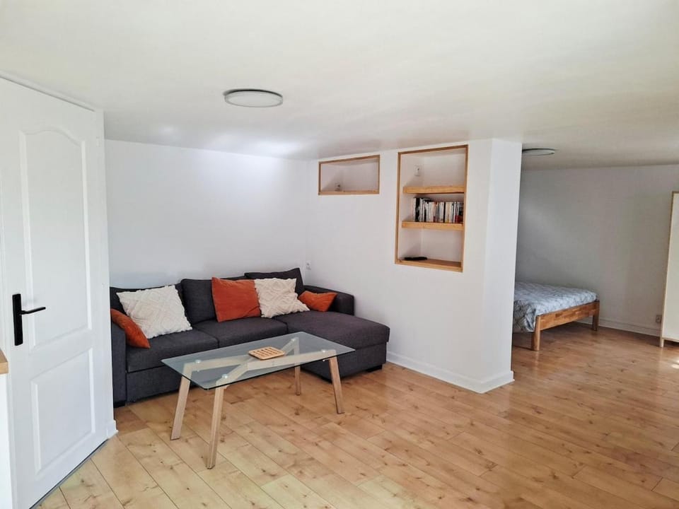Bed, Living room, Entertainment
