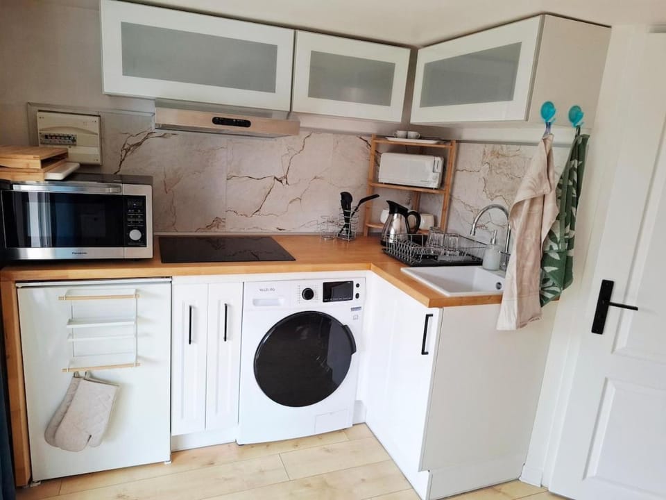 Coffee/tea facilities, Kitchen or kitchenette, oven, stove, toaster, washing machine, dryer