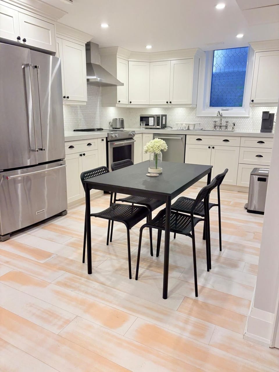 Coffee/tea facilities, Kitchen or kitchenette, Dining area, dishwasher, microwave, oven, stove, toaster, kitchen