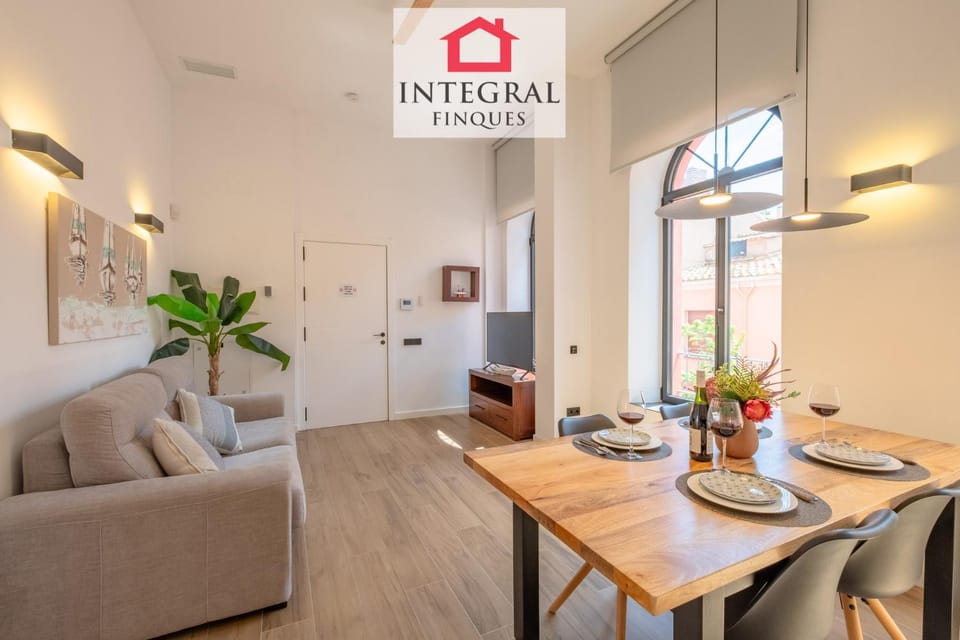 Property building, TV and multimedia, Living room, Photo of the whole room, Dining area, internet