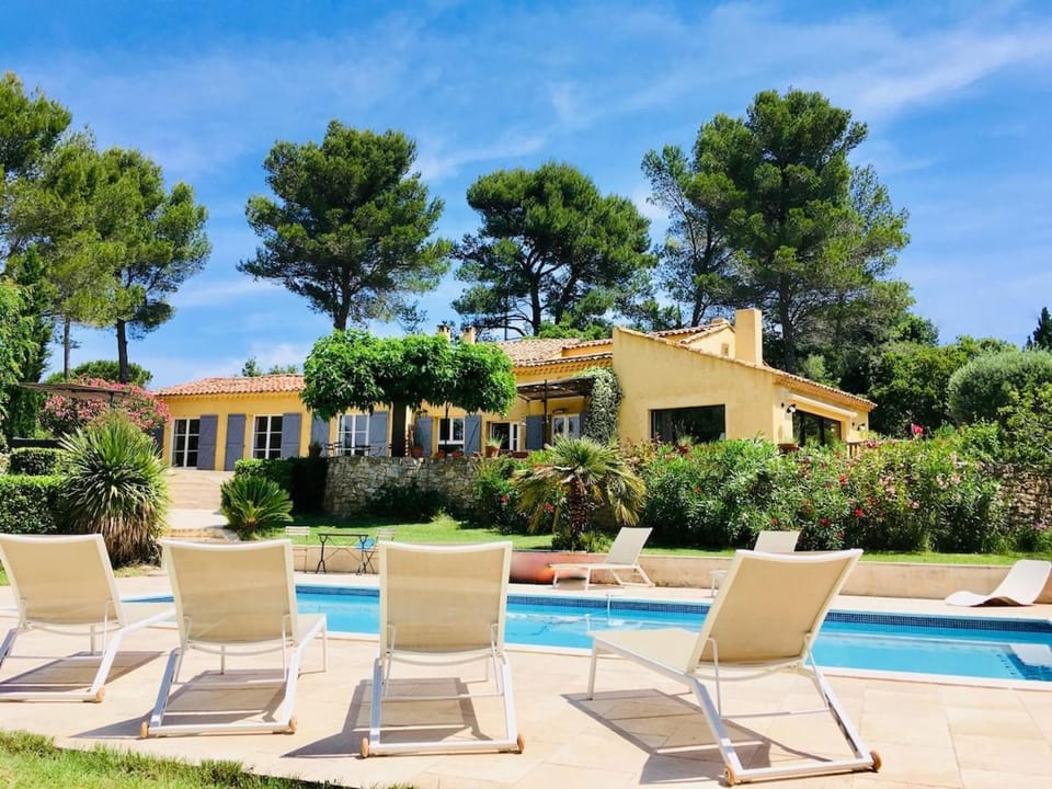 Property building, Patio, Spring, Day, Natural landscape, Garden, Garden view, Pool view, Swimming pool, sunbed