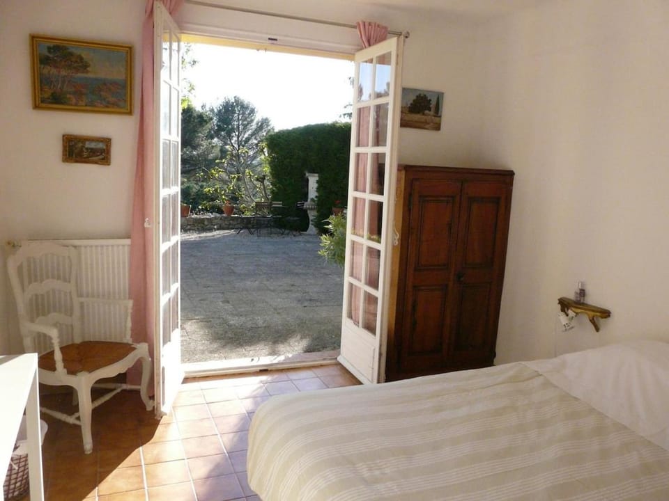 Patio, Bed, Day, Garden, Photo of the whole room, Bedroom, Garden view
