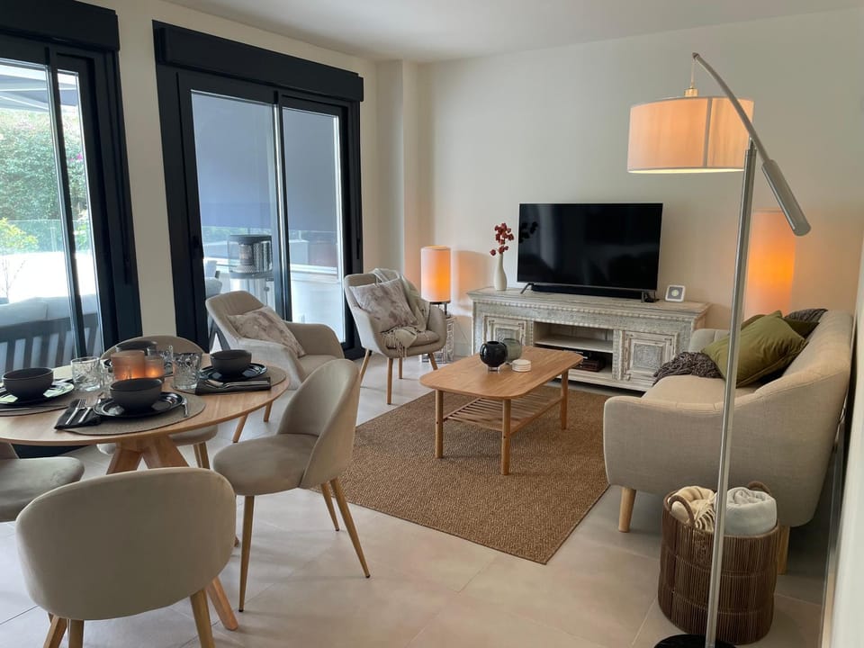 TV and multimedia, Living room, Seating area, Dining area, Evening entertainment