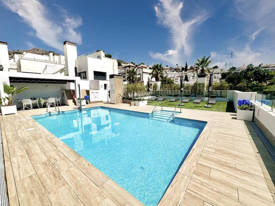 Property building, Swimming pool, sunbed