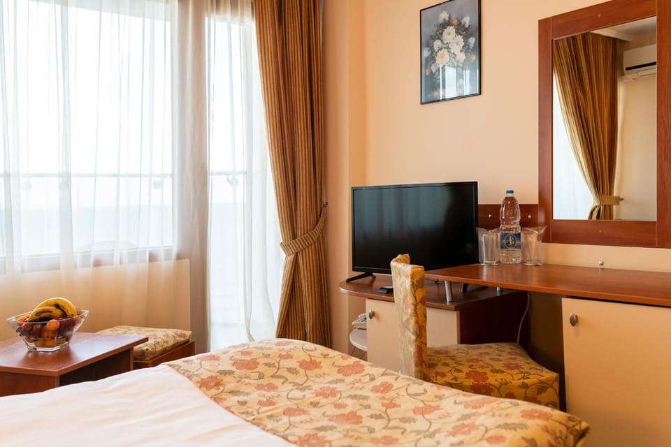 TV and multimedia, View (from property/room), Balcony/Terrace, Photo of the whole room, Sea view, safe, air conditioner
