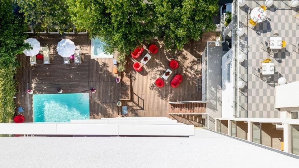 Swimming pool, sunbed