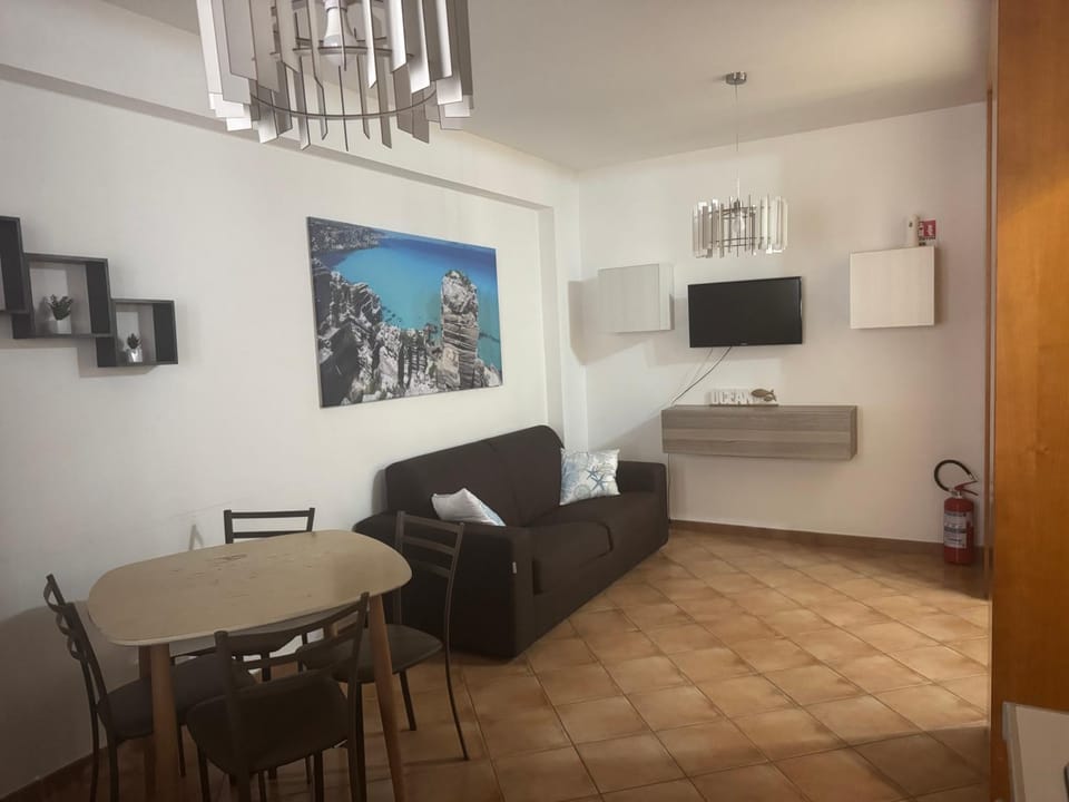 Communal lounge/ TV room, Communal lounge/ TV room, TV and multimedia, Seating area, Dining area