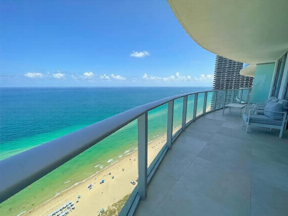Wide View Luxury Two Bedroom Oceanfront House in Hollywood Beach