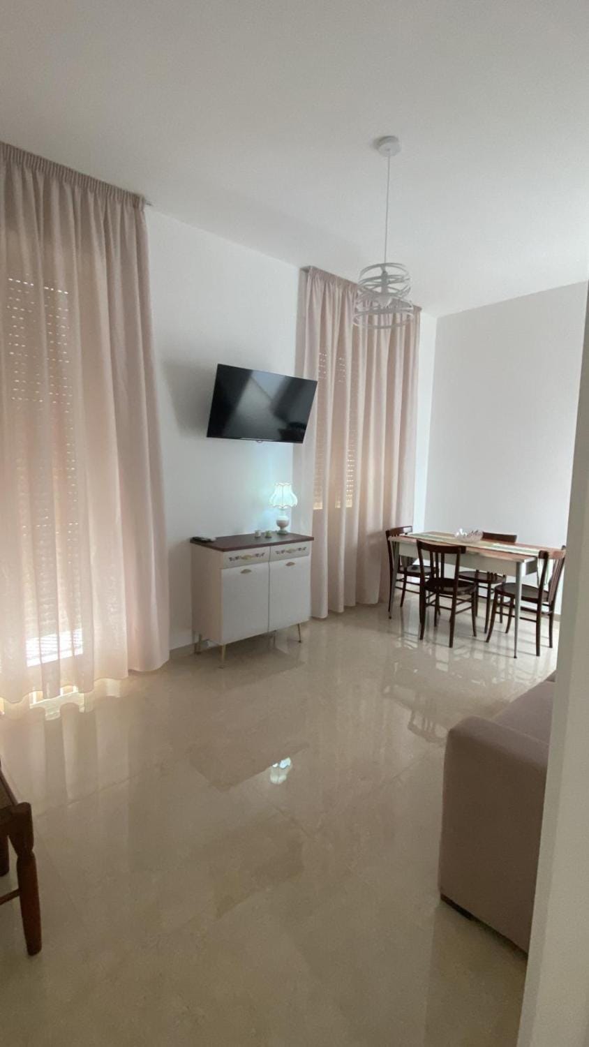 Communal lounge/ TV room, Living room, Seating area, Dining area