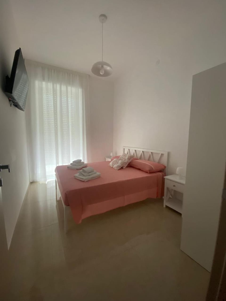 Bed, TV and multimedia, Bedroom