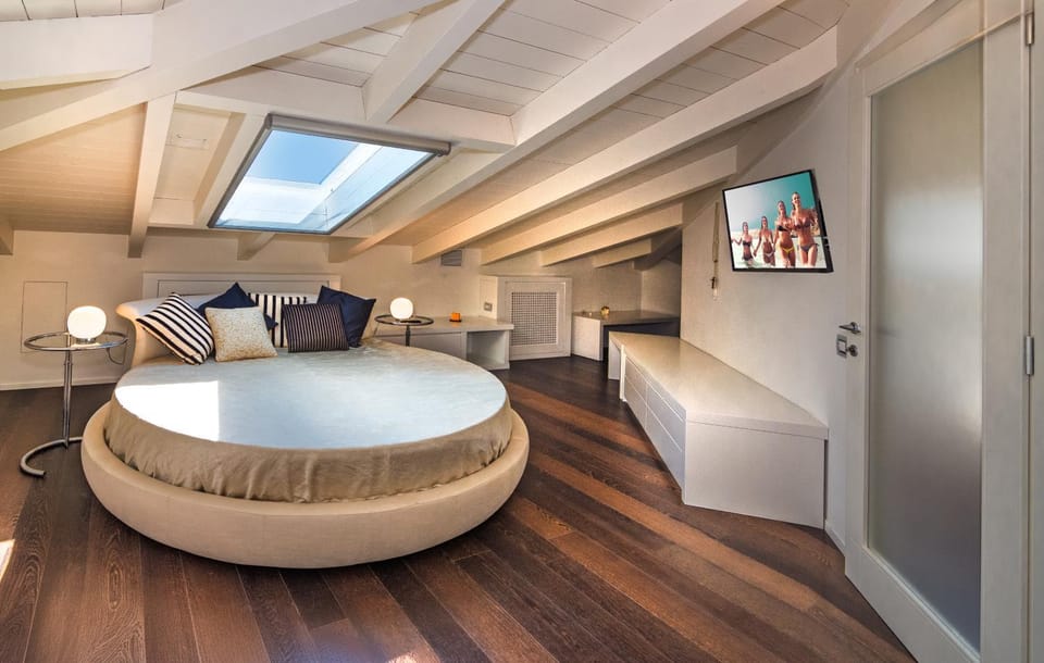 Bed, TV and multimedia, Photo of the whole room, Bedroom