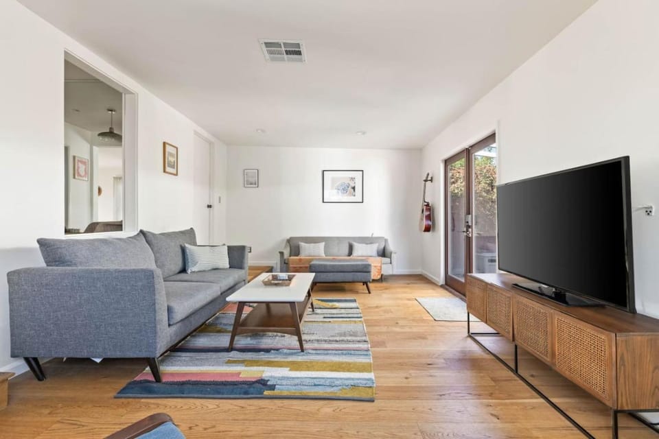 Chesapeake Retreat - 5 min Walk to Expo Line Metro House in Los Angeles