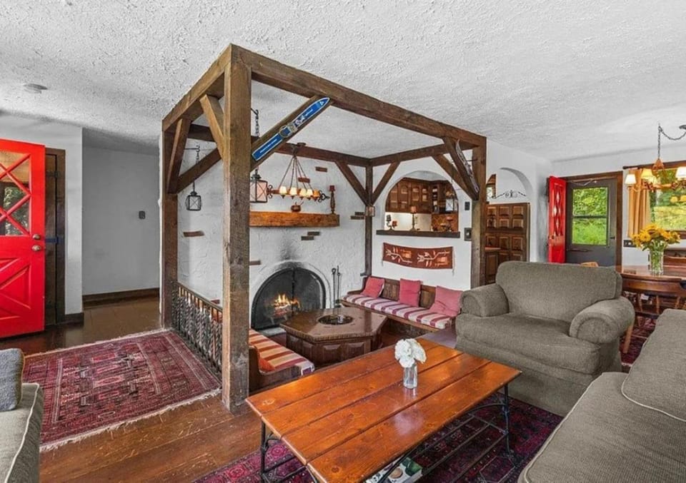 Living room, Seating area, fireplace