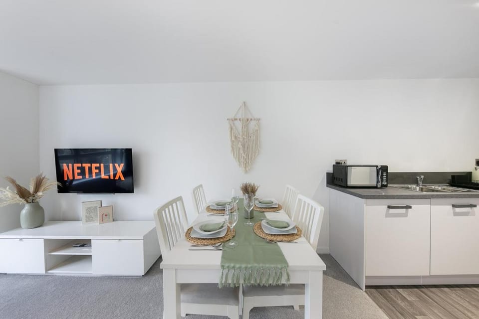 TV and multimedia, Kitchen or kitchenette, Dining area, microwave