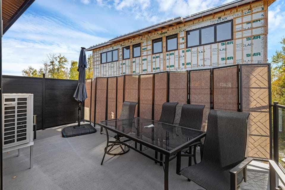 Le Memph Ours spacious confortable 3 bedroom 2 floor condo private garage shared pool hot tub Memphremagog lake House in Magog