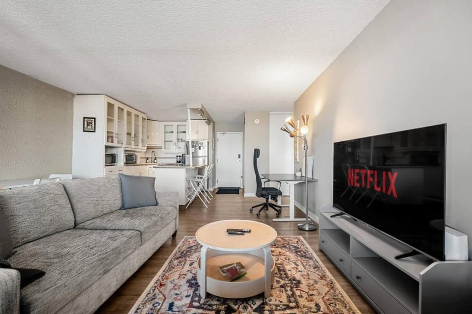 1BR King Bed Downtown Calgary with Parking, Gym, Sauna and Court Apartment in Calgary