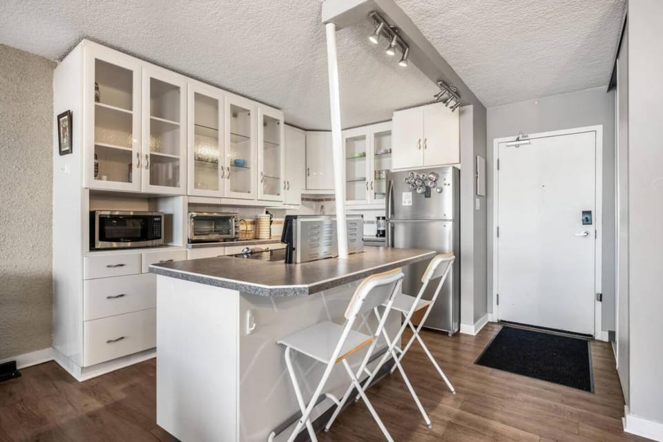 1BR King Bed Downtown Calgary with Parking, Gym, Sauna and Court Apartment in Calgary