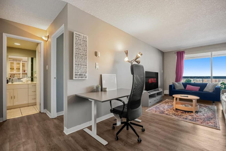 1BR King Bed Downtown Calgary with Parking, Gym, Sauna and Court Apartment in Calgary