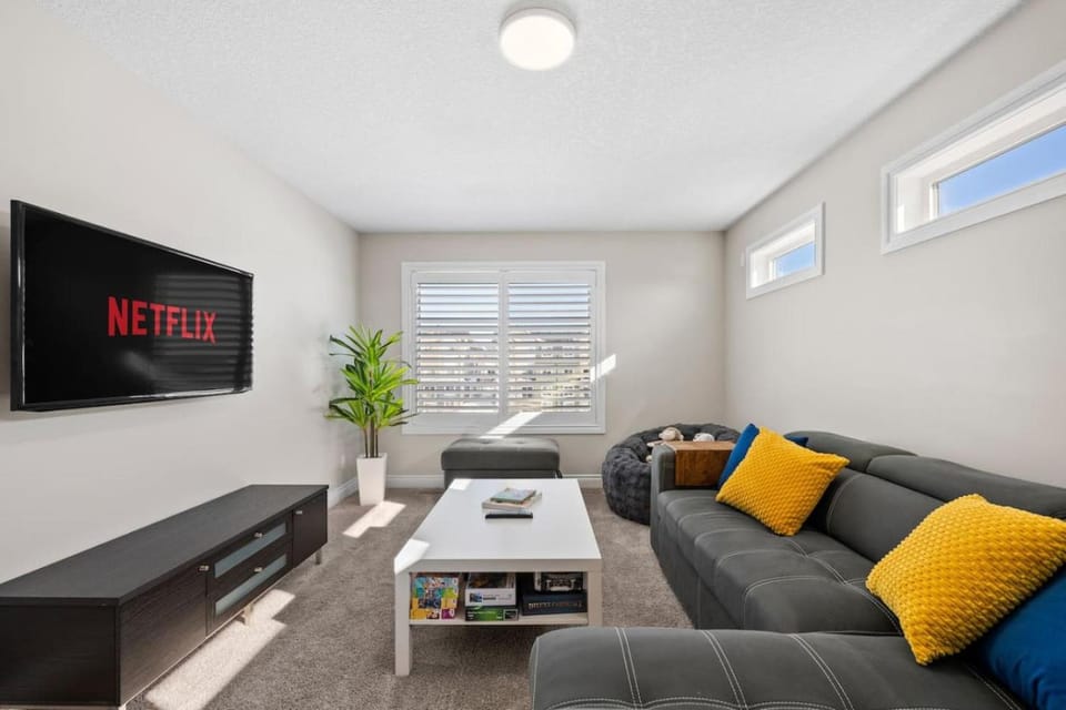 Luxurious Home Near Canal Central AC and Pool Table House in Airdrie