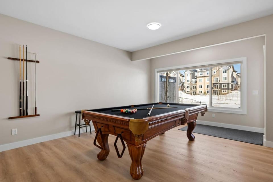 Luxurious Home Near Canal Central AC and Pool Table House in Airdrie