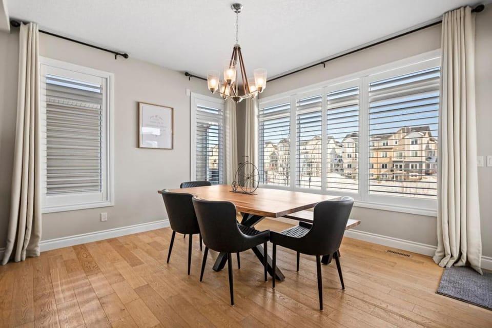 Luxurious Home Near Canal Central AC and Pool Table House in Airdrie