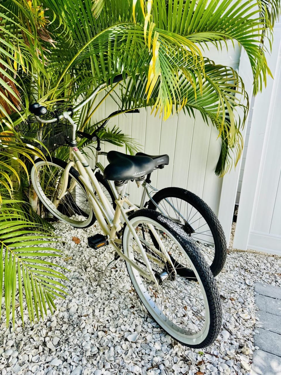 Walk to Siesta Key Beach-Remote Worker Friendly -High Speed WiFi- Bikes Included -Private Fenced In -Close to Restaurants, Coffee Houses & Shops - Paisleys Keep it Simple Casita Apartment in Siesta Beach