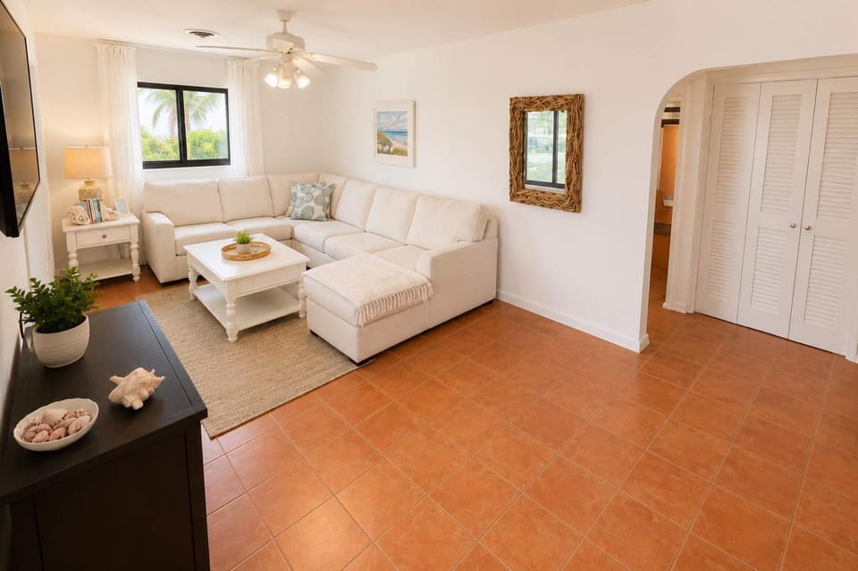 Navigate Stays GEM in Heart of Hallandale Beach FL House in Hallandale Beach