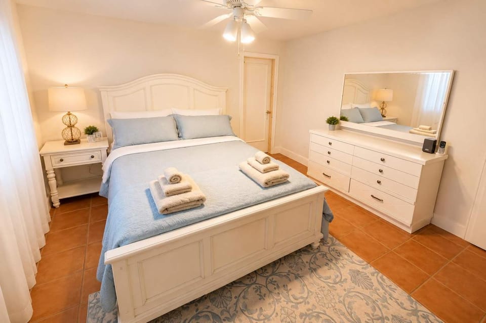 Navigate Stays GEM in Heart of Hallandale Beach FL House in Hallandale Beach