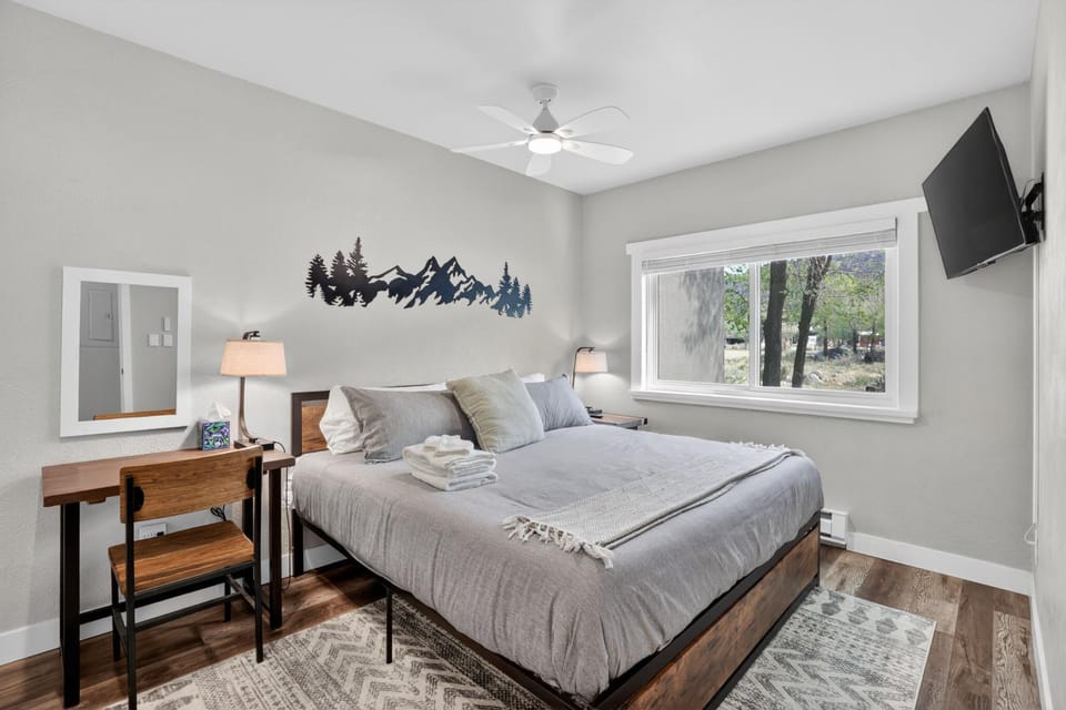 Bed, TV and multimedia, View (from property/room), Photo of the whole room, Bedroom