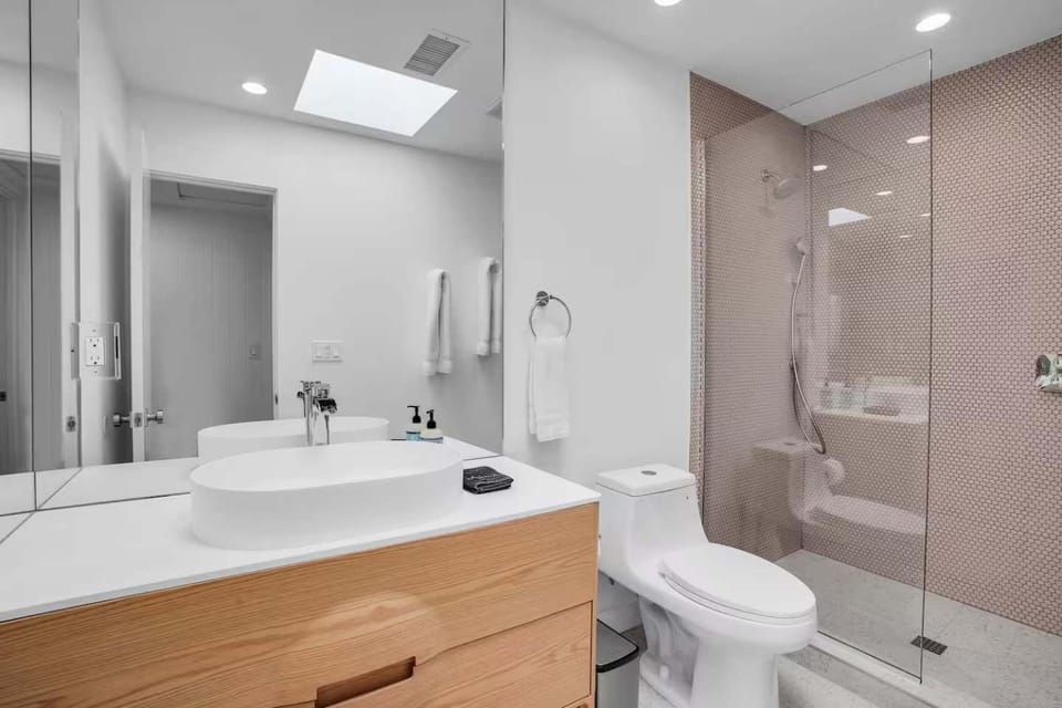 Mid-Century Oasis w Heated Pool & Hot Tub 7min DT House in Palm Springs