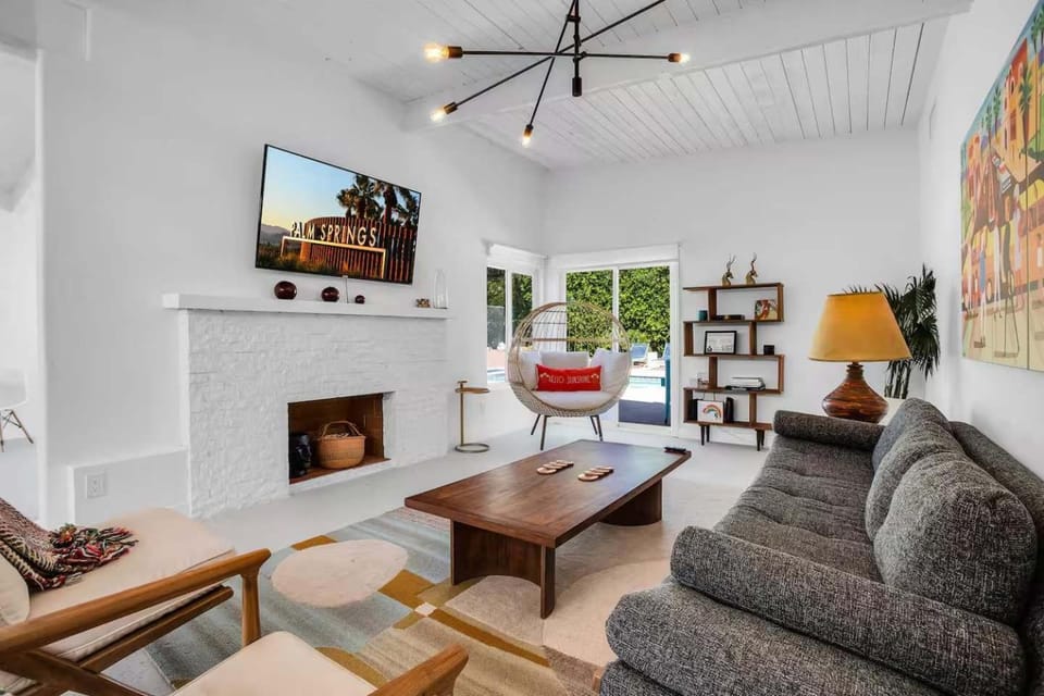 Mid-Century Oasis w Heated Pool & Hot Tub 7min DT House in Palm Springs