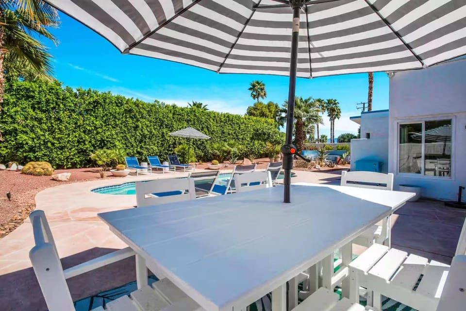 Mid-Century Oasis w Heated Pool & Hot Tub 7min DT House in Palm Springs