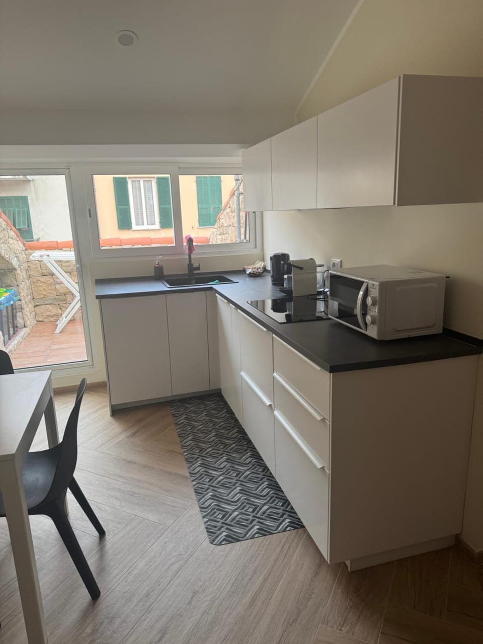 Coffee/tea facilities, Kitchen or kitchenette, Dining area, stove, toaster