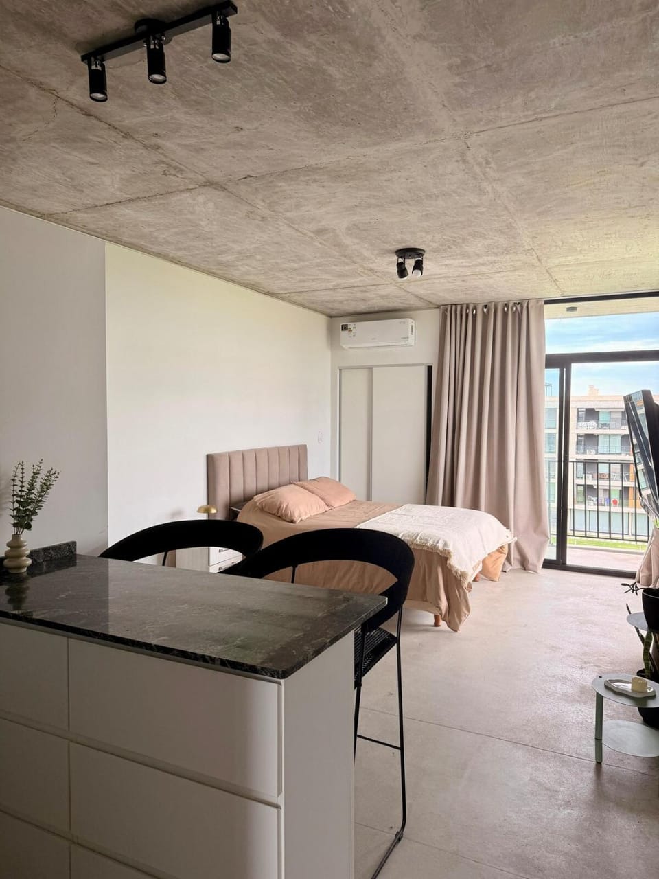 Bed, Dining area