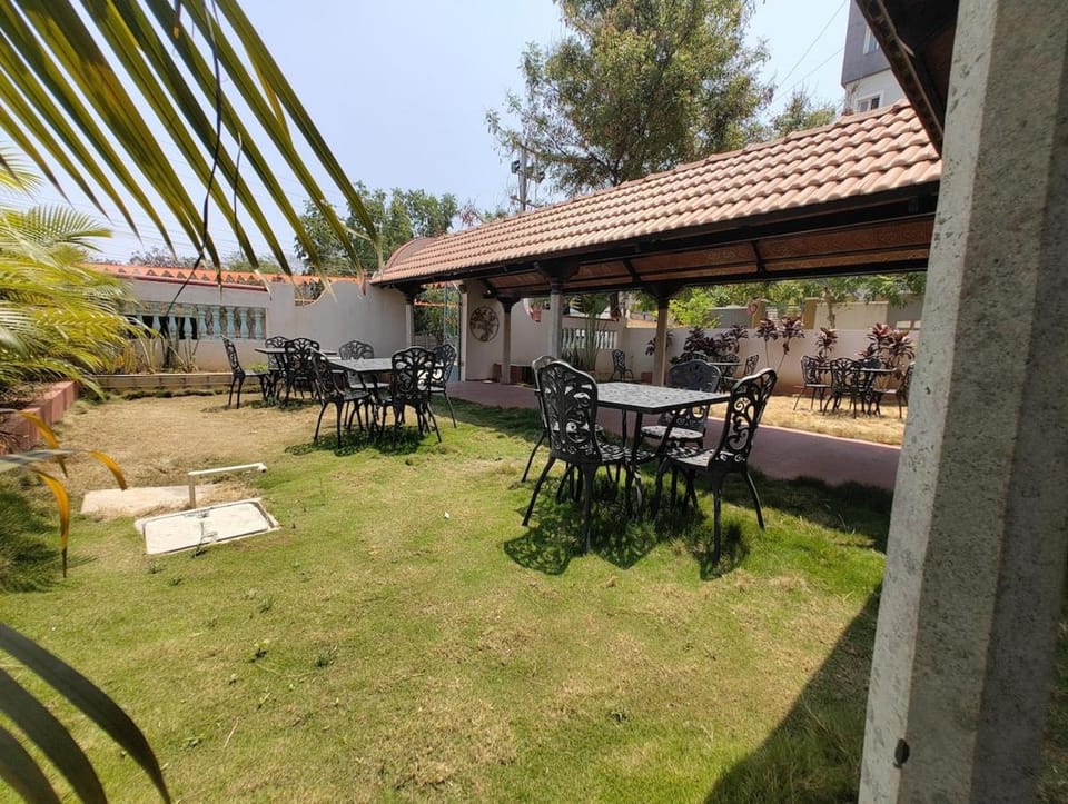 Sweet 16 Studio Vintage 1RK Near DLF Street Apartment in Hyderabad