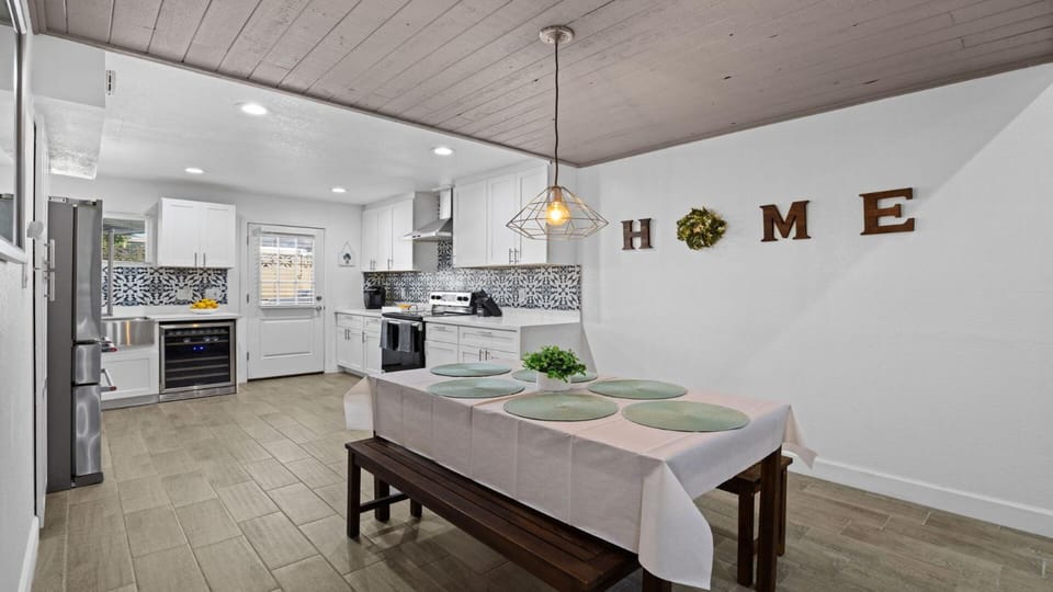 Kitchen or kitchenette, Dining area