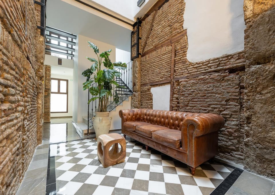 Facade/entrance, Lobby or reception, acessibility
