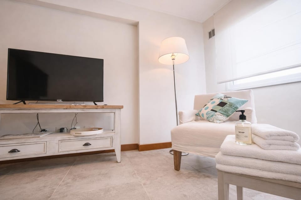 Bed, TV and multimedia, Living room, Photo of the whole room, Bedroom, towels