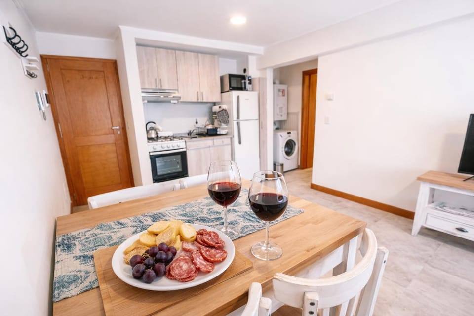 TV and multimedia, Kitchen or kitchenette, Living room, Food and drinks, Seating area, Dining area, Food, Drinks, minibar, oven, pet friendly, stove