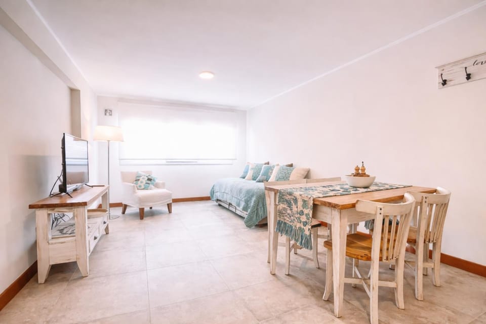TV and multimedia, Kitchen or kitchenette, Living room, Seating area, Dining area