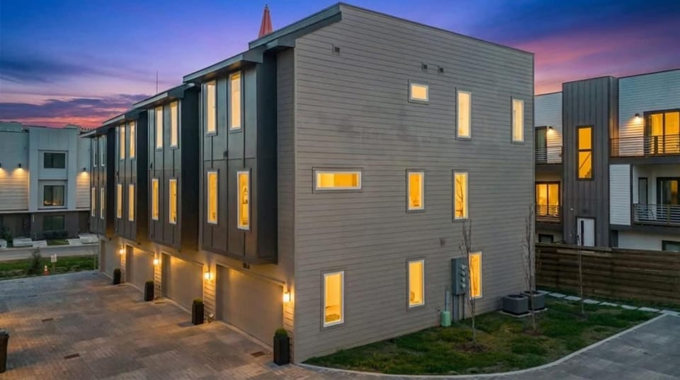 4BR Nashville Getaway - Rooftop Views - Fire Pit Apartment in East Nashville