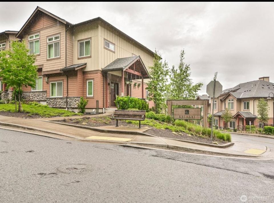 Old Town Issaquah Mtn View Apartment in Issaquah