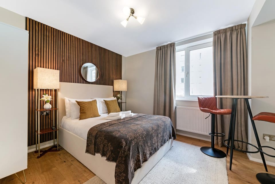 Bed, Photo of the whole room, Seating area, Bedroom