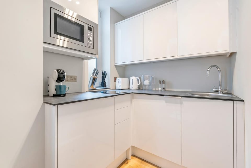 Coffee/tea facilities, Kitchen or kitchenette, stove, toaster