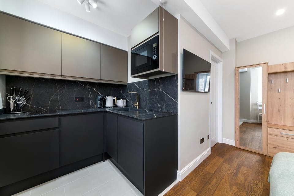 TV and multimedia, Kitchen or kitchenette, oven, stove