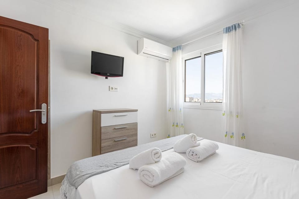 Bed, TV and multimedia, Photo of the whole room, Bedroom, towels, wardrobe, air conditioner