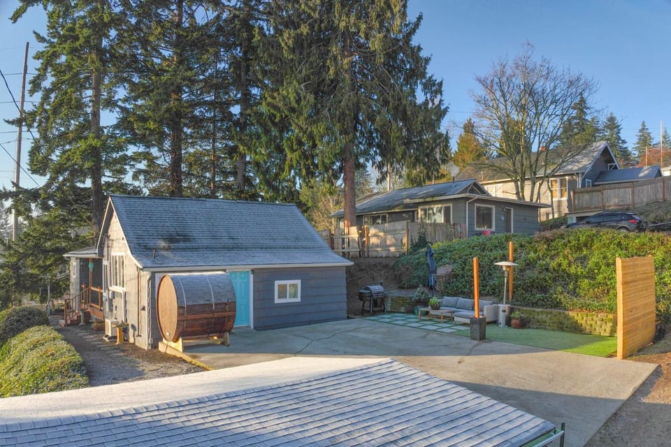 Walk to Shipyard Bremerton Home with Patio! House in Bremerton