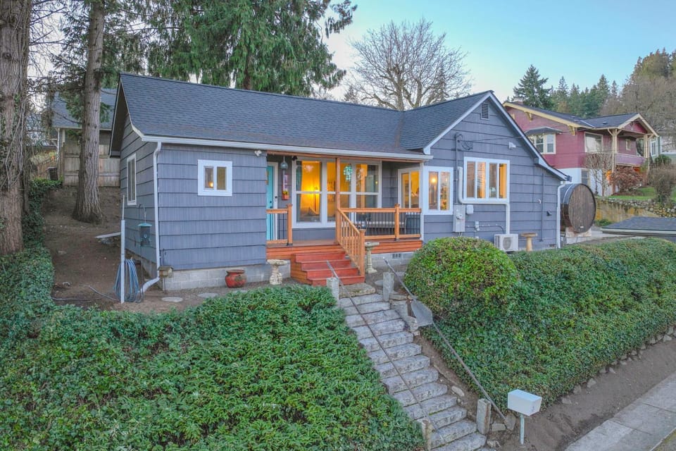 Walk to Shipyard Bremerton Home with Patio! House in Bremerton