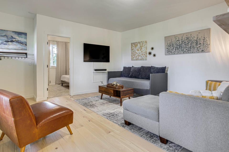 Walk to Shipyard Bremerton Home with Patio! House in Bremerton