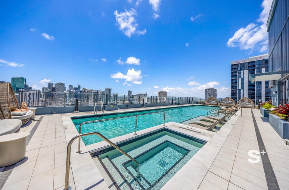 Sleek 1-BR & Den in Central DTW - Rooftop Pool House in Miami